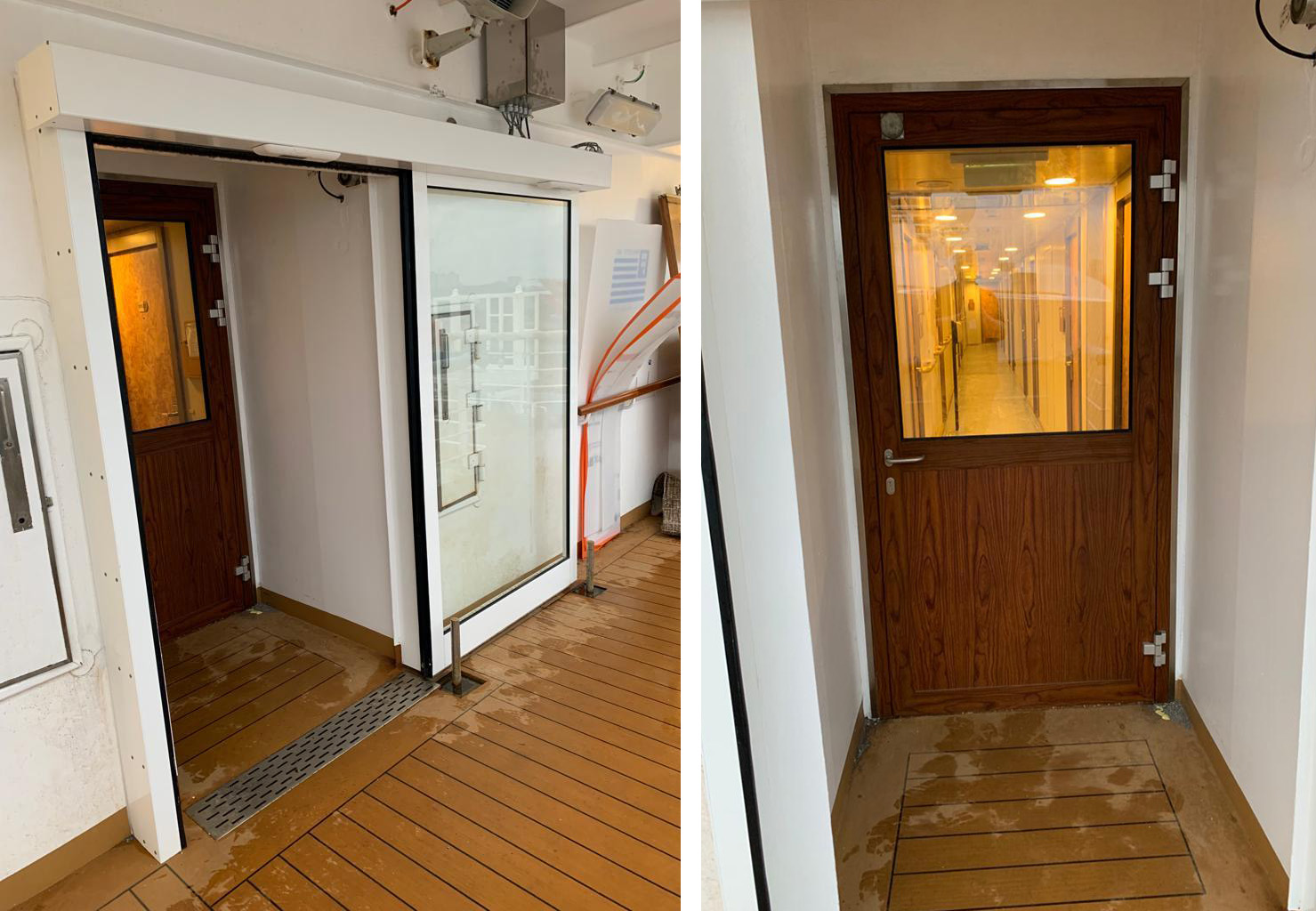 Alumiinirunkoinen liukuovi ja puukuviollinen saranaovi MS Westerdam -aluksella, asennettuna ulkokannen käytävälle – osa Tarvasovin toimittamaa automaattisten, esteettömien ovien kokonaisratkaisua.