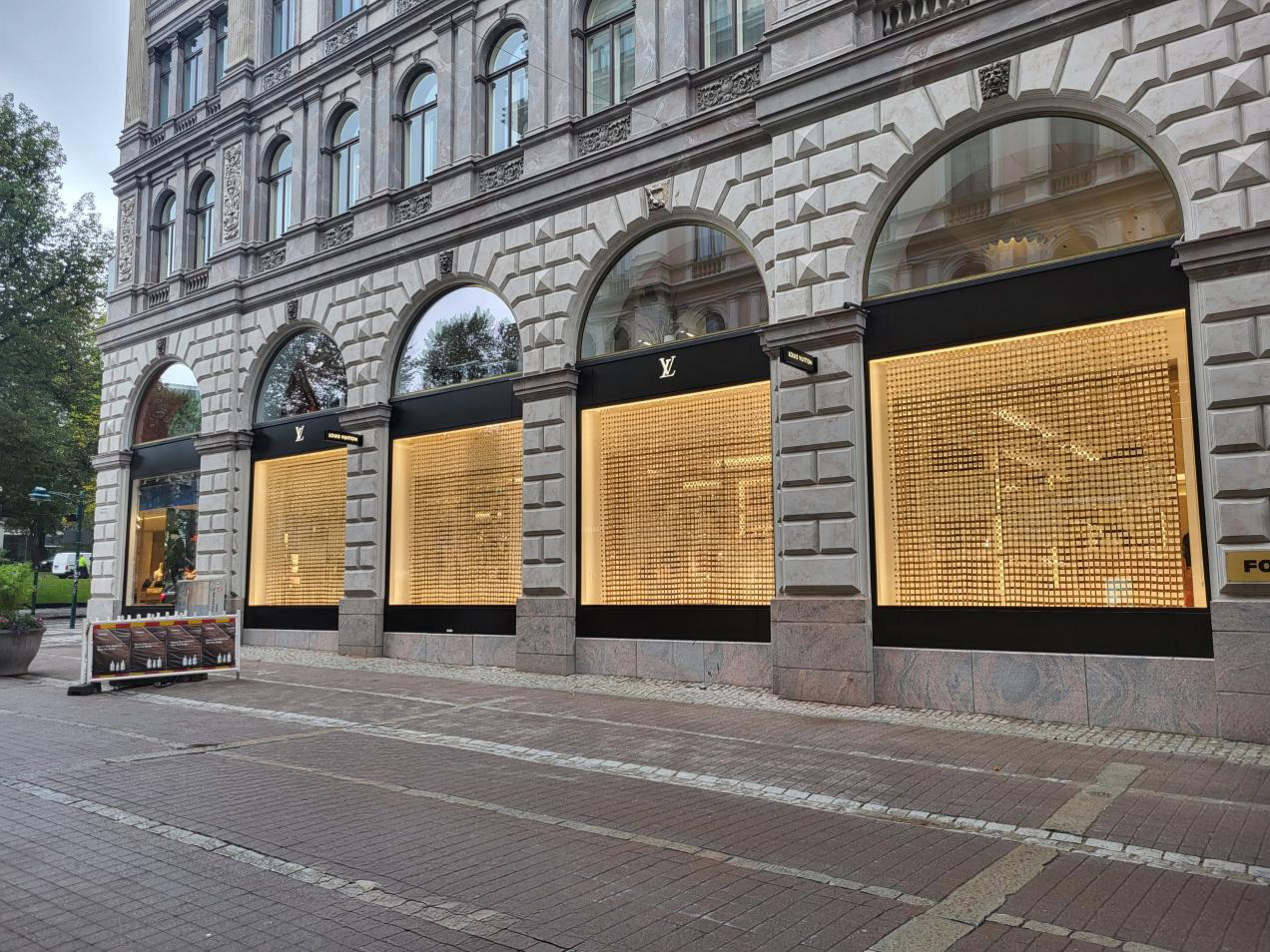 Louis Vuittonin lippulaivamyymälä Helsingin keskustassa, jonka julkisivulasitus ja pääsisäänkäynnin ovi on Tarvasoven toimittama. Arvokkaan kivitalon arkkitehtuuri yhdistyy moderniin ja näyttävään lasiratkaisuun, jonka kautta luksusbrändin visuaalinen ilme pääsee oikeuksiinsa. Kohde edustaa korkeatasoista erikoislasitusta ja ovivalmistusta vaativaan kaupunkiympäristöön.